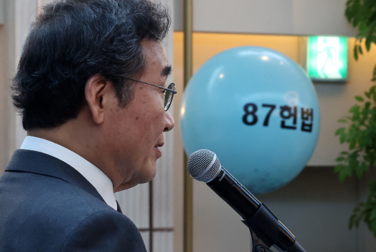 새미래민주당 상임고문이자 초대 대표인 이낙연 전 국무총리가 지난 4월17일 서울 용산구 전쟁기념관에서 열린 새민주 주최 '개헌연대 국민대회'에서 제7공화국 헌법 개정과 6·3 조기 대선에 관한 시국강연을 하고 있다.<연합뉴스 사진>